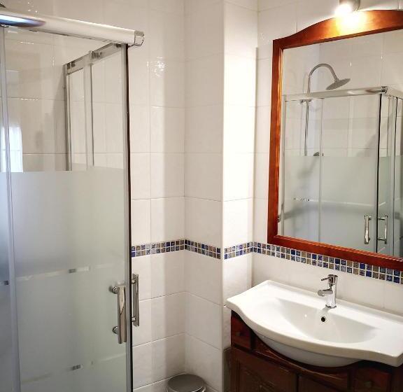 اتاق استاندارد سه نفره, Hostal Alcántara