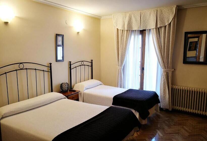 اتاق استاندارد سه نفره, Hostal Alcántara