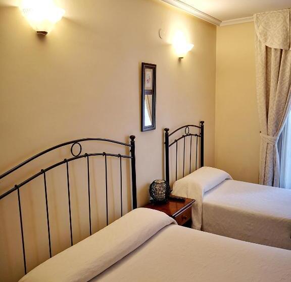 اتاق استاندارد سه نفره, Hostal Alcántara