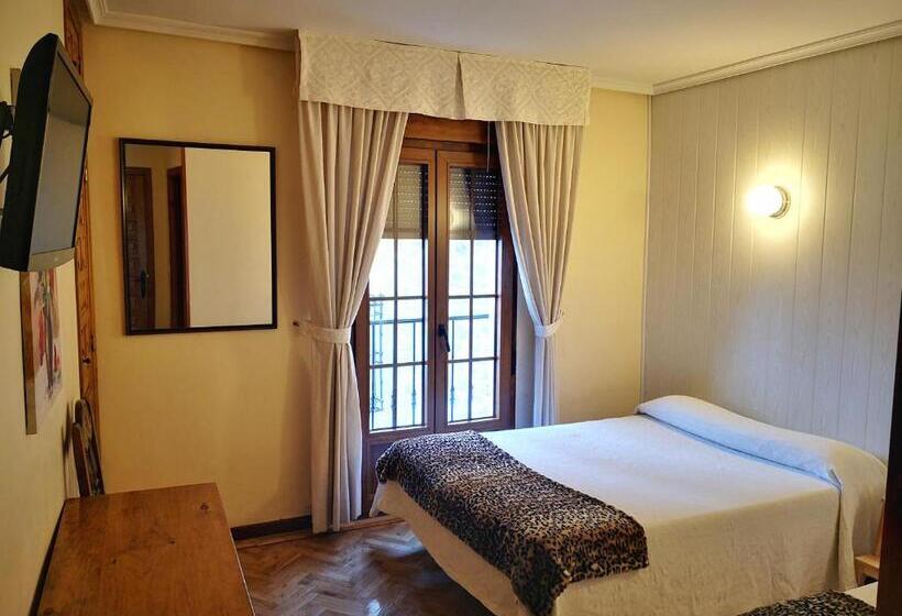 اتاق استاندارد سه نفره, Hostal Alcántara