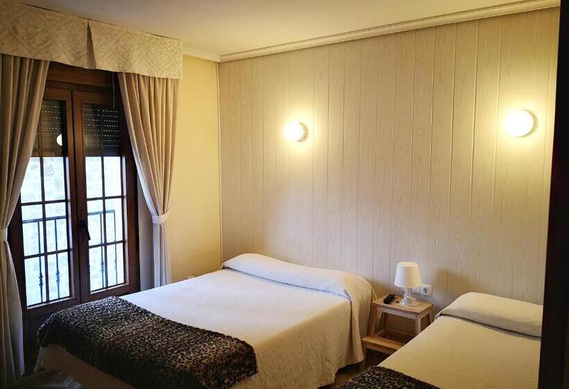 اتاق استاندارد سه نفره, Hostal Alcántara