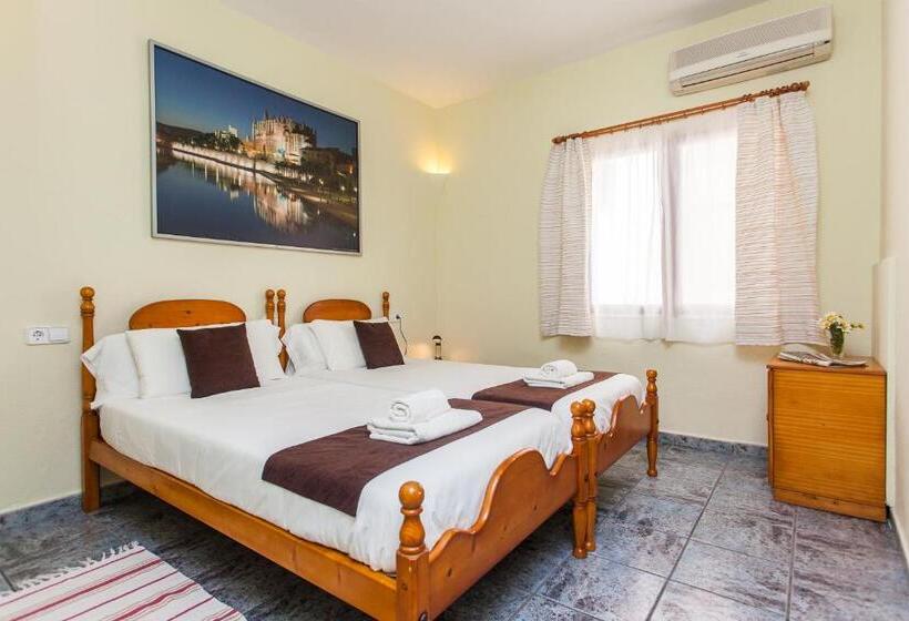 سوییت سوپریور, Hostal Doris   Adults Only