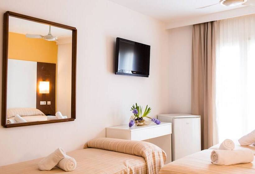 Standard Triple Room, Sagitario Hostal Ciutadella