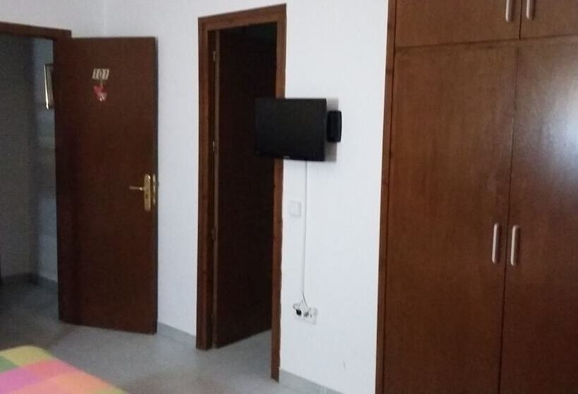 스탠다드 트리플 룸, Hostal Les Collades