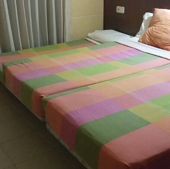 Quarto Triplo Standart, Hostal Les Collades