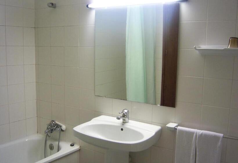 스탠다드 트리플 룸, Hostal Les Collades