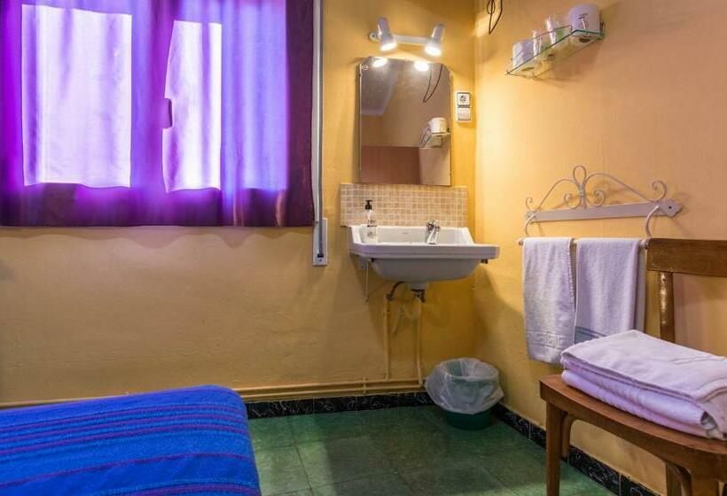 Standard Single Room Shared Bathroom, Hostal Urgell