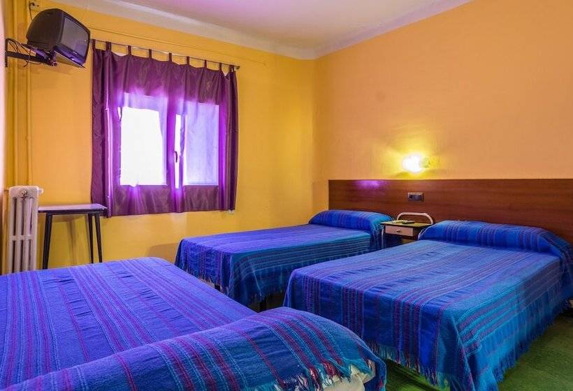 اتاق استاندارد سه نفره, Hostal Urgell
