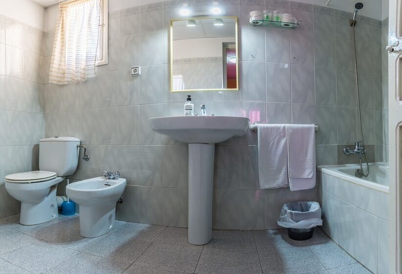 اتاق استاندارد چهار تخته, Hostal Urgell