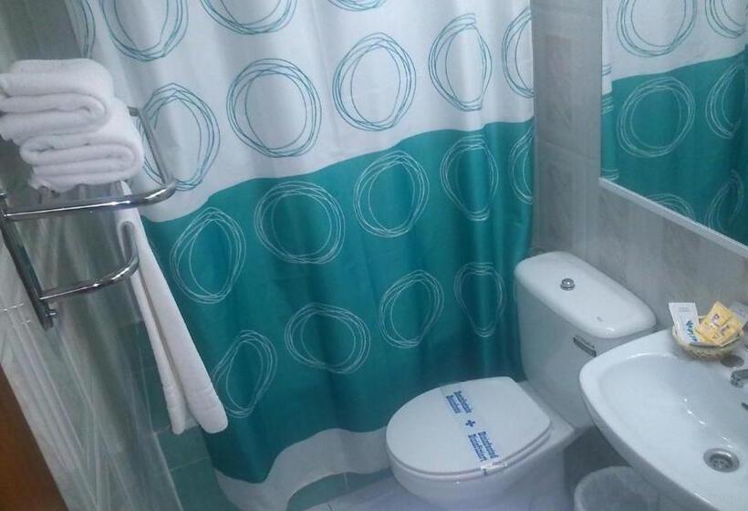 اتاق ساده سه‌ نفره, Hostal Virgen Del Rocío
