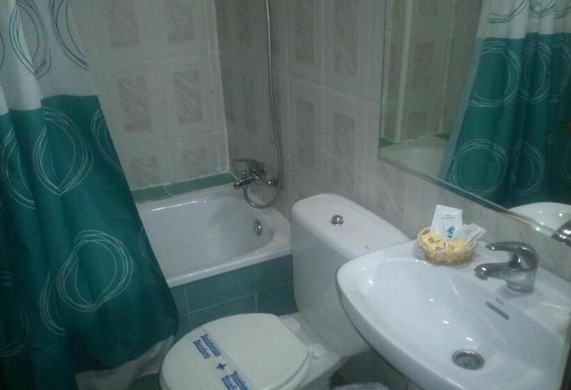 اتاق ساده سه‌ نفره, Hostal Virgen Del Rocío