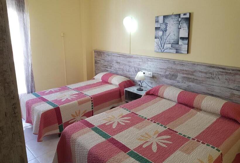 اتاق ساده سه‌ نفره, Hostal Virgen Del Rocío