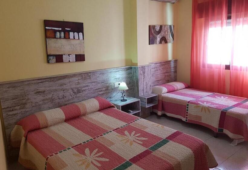 اتاق ساده سه‌ نفره, Hostal Virgen Del Rocío