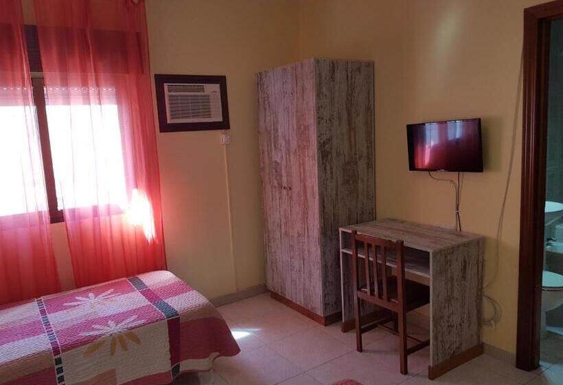 اتاق ساده سه‌ نفره, Hostal Virgen Del Rocío