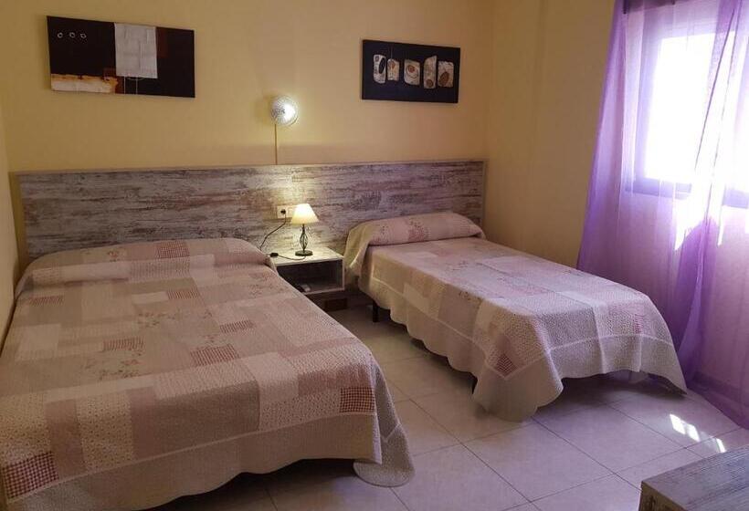 اتاق ساده سه‌ نفره, Hostal Virgen Del Rocío