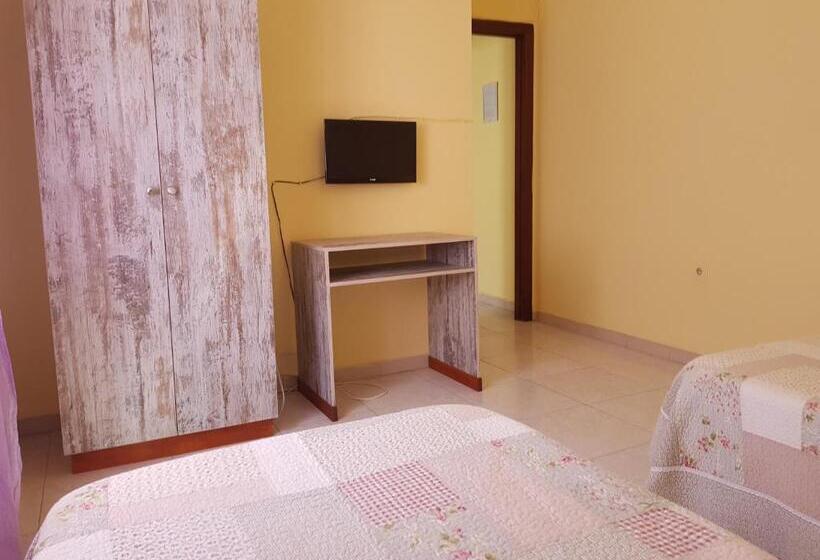 اتاق ساده سه‌ نفره, Hostal Virgen Del Rocío