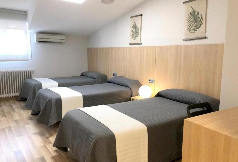 Standard Triple Room, Bearan Bar & Rooms