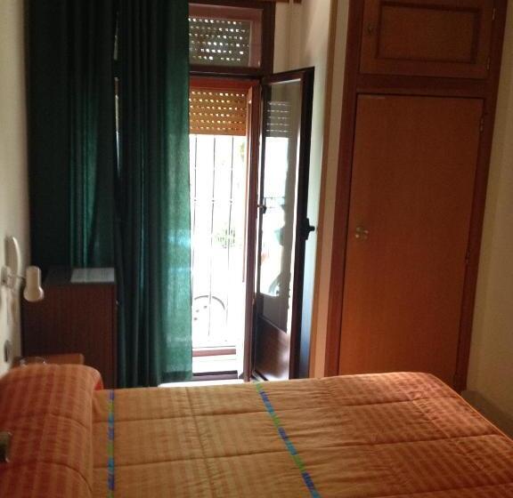 اتاق استاندارد یک نفره, Hostal Cervantes