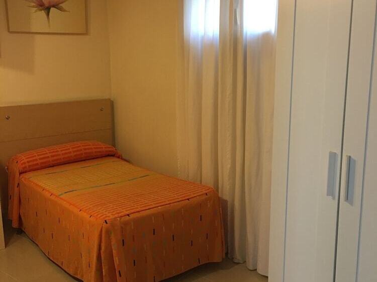 Habitación Estándar, Hostal Cervantes