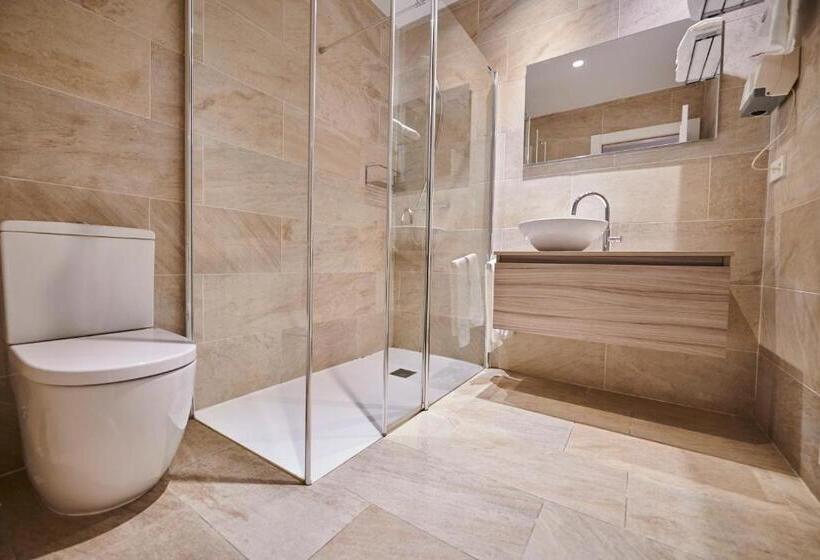 سوییت جونیور, Hostal Lola