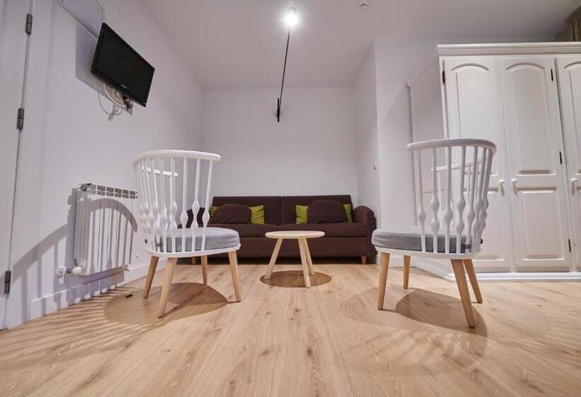 سوییت جونیور, Hostal Lola