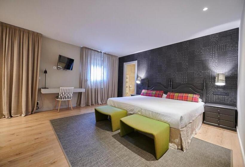 سوییت جونیور, Hostal Lola