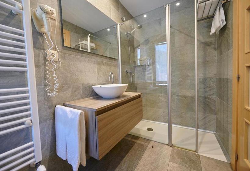 اتاق لوکس با بالکن, Hostal Lola