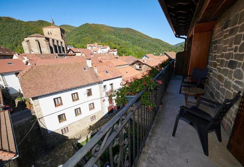 اتاق لوکس با بالکن, Hostal Lola