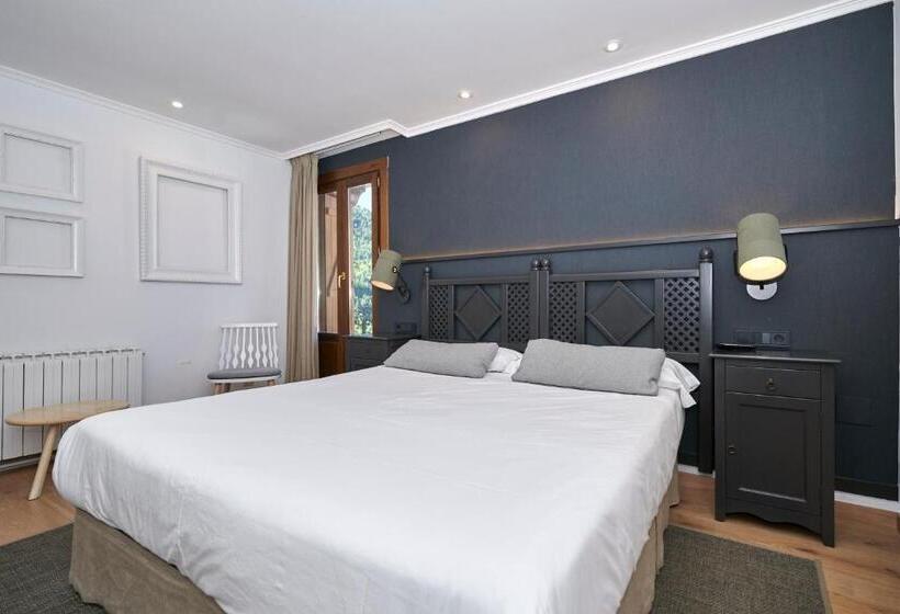 اتاق لوکس با بالکن, Hostal Lola