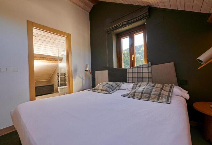 سوییت سوپریور, Hostal Lola