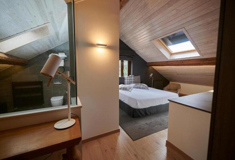 سوییت سوپریور, Hostal Lola