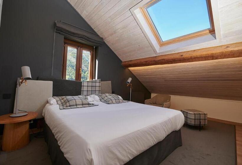 سوییت سوپریور, Hostal Lola