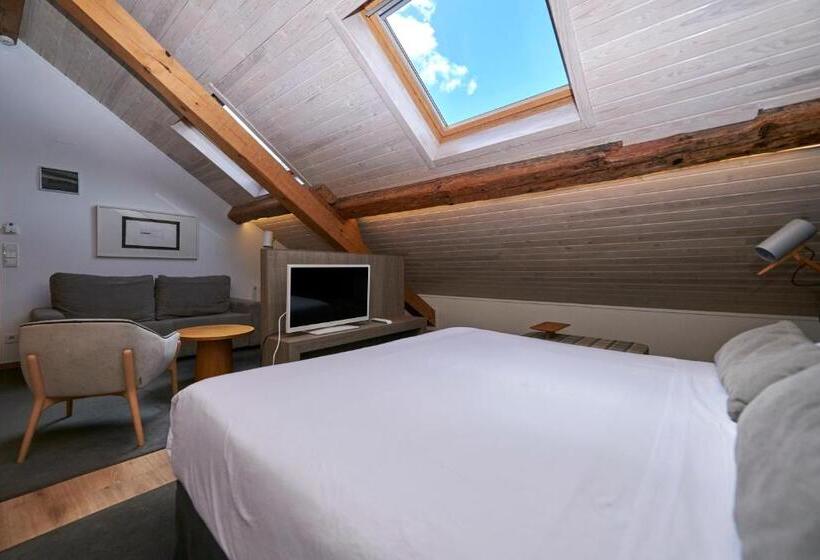 سوییت لوکس, Hostal Lola