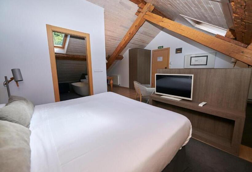 سوییت لوکس, Hostal Lola