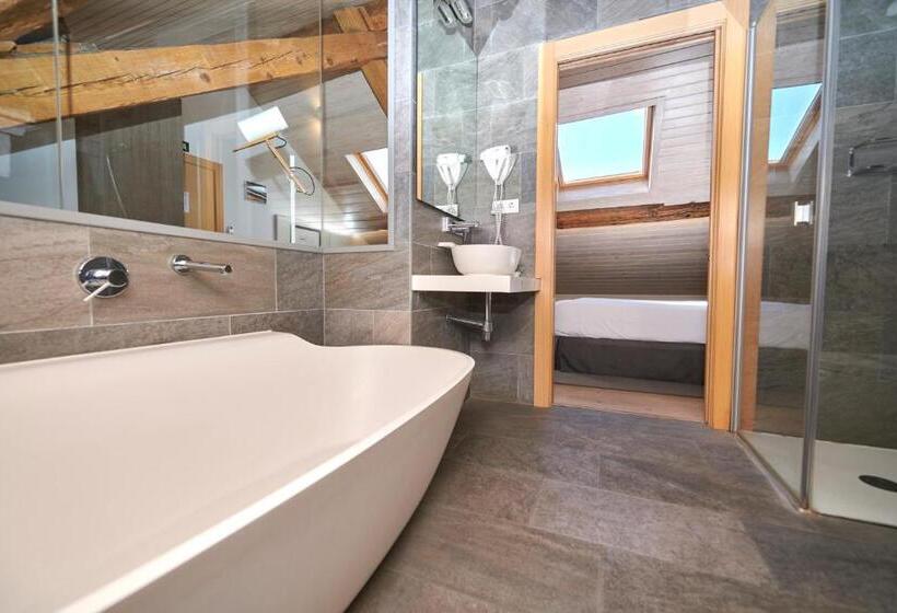 سوییت لوکس, Hostal Lola
