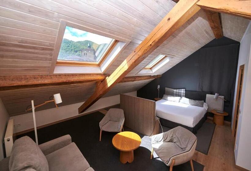 سوییت لوکس, Hostal Lola
