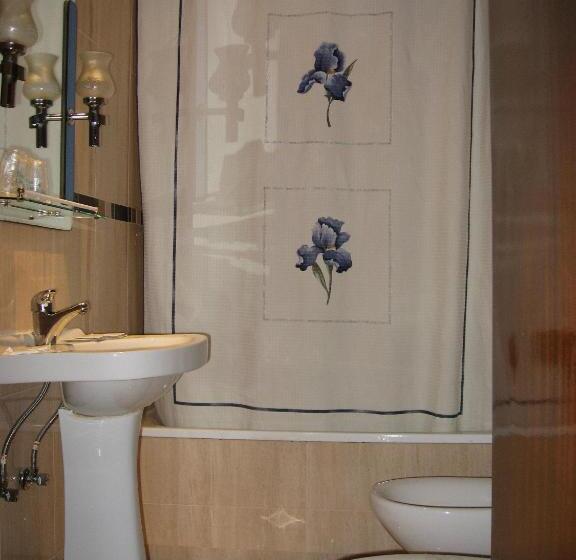 اتاق استاندارد سه نفره, Hostal Maria Cristina