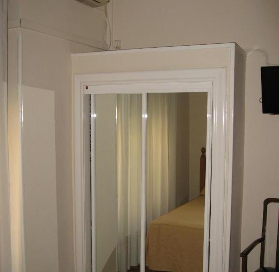 اتاق استاندارد یک نفره, Hostal Maria Cristina