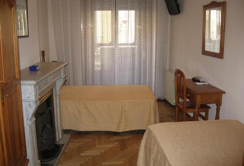 اتاق استاندارد چهار تخته, Hostal Maria Cristina