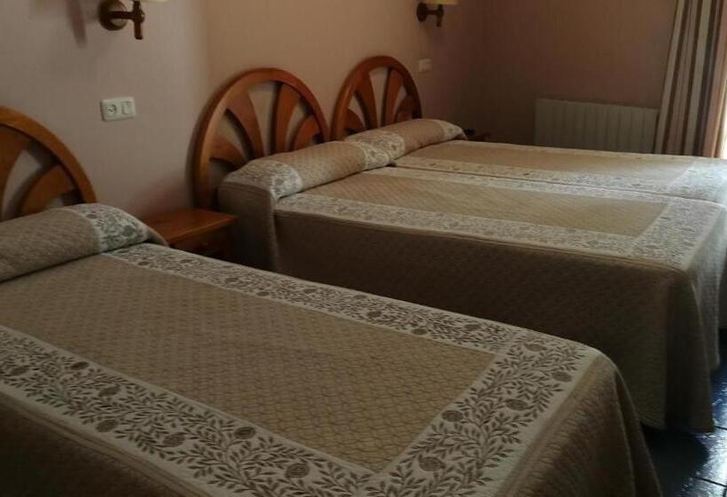 اتاق استاندارد سه نفره, Hostal Casa Lacreu