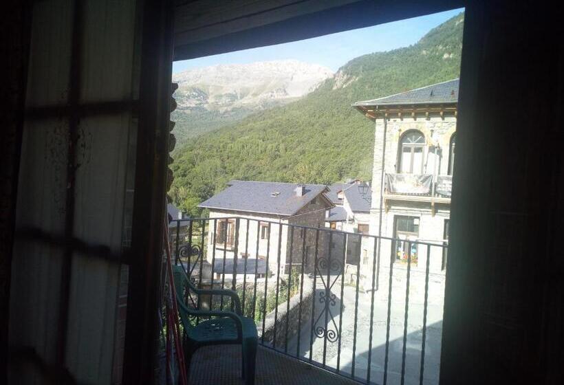 اتاق استاندارد چهار تخته, Hostal Casa Lacreu