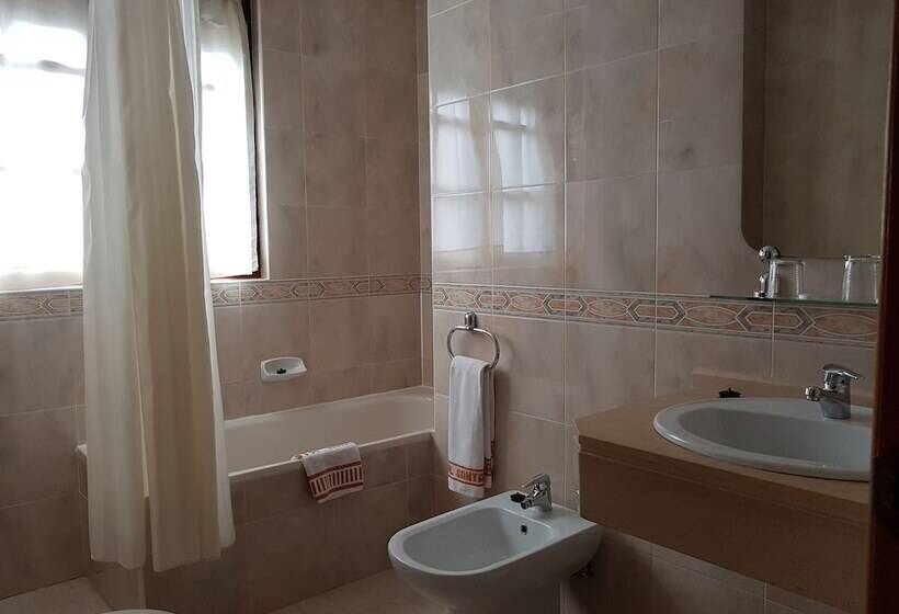 اتاق استاندارد سه نفره, Hostal Santa Maria