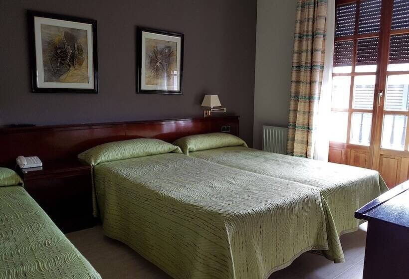 اتاق استاندارد سه نفره, Hostal Santa Maria