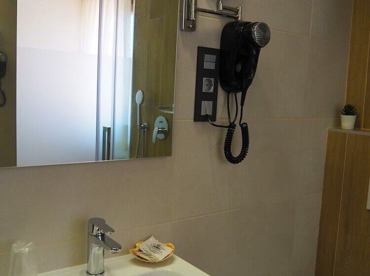 اتاق استاندارد سه نفره, Hostal Don Suero De Quiñones