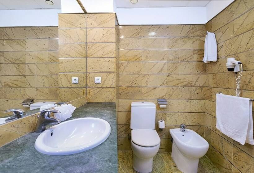 Standard Triple Room with Terrace, Moon Dreams Roquetas (ex Roquetas Beach)