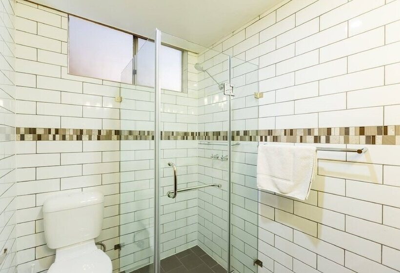 اتاق لوکس, Elkira Court Motel