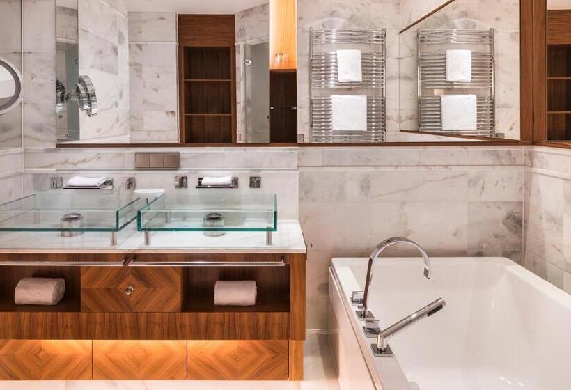 اتاق لوکس, Falkensteiner Schlosshotel Velden – The Leading Hotels Of The World