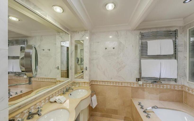 اتاق لوکس, Falkensteiner Schlosshotel Velden – The Leading Hotels Of The World
