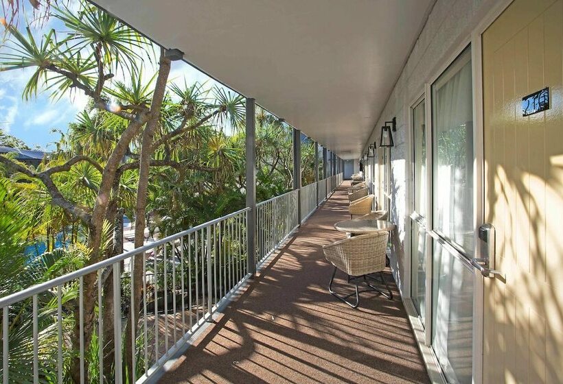 Deluxe Room Pool View, Mantra Club Croc Airlie Beach