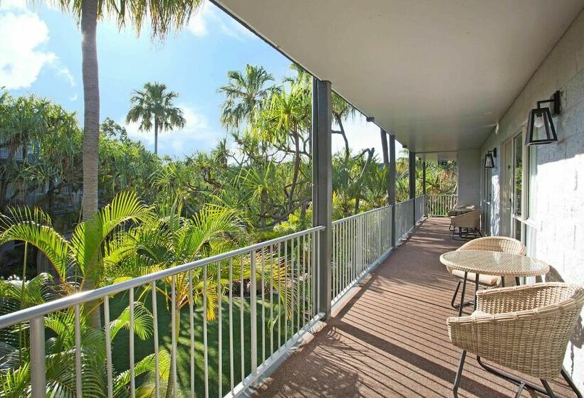 Habitación Deluxe Vista Piscina, Mantra Club Croc Airlie Beach